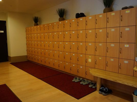 整理された木製靴箱