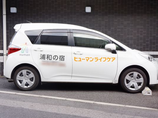 白い送迎車両サイドビュー