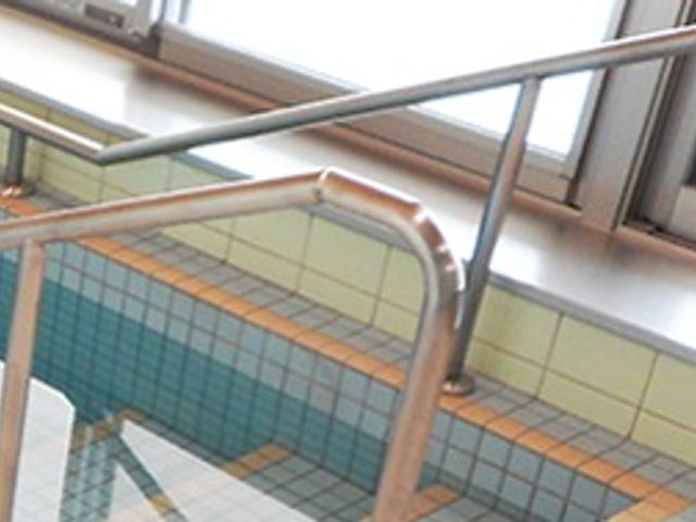 手すり付きの階段風景 浴室 手すりが設置された安全で快適な通路です。利用者様の自立支援に配慮した環境が整っています。