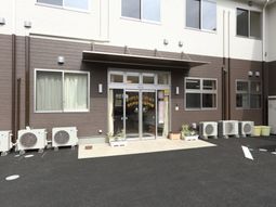 明るいエントランスの外観