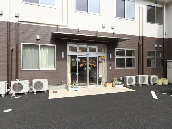 明るいエントランスの外観