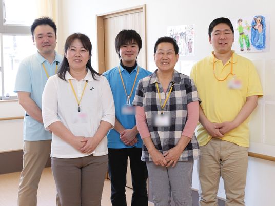 笑顔のスタッフ5人