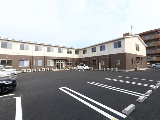 広々とした明るい外観