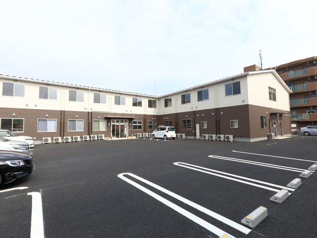 広々とした明るい外観 外観 ゆとりのある駐車スペースを確保した外観です。清潔感があり、通りからのアクセスも良好です。