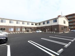 広々駐車場のある建物外観