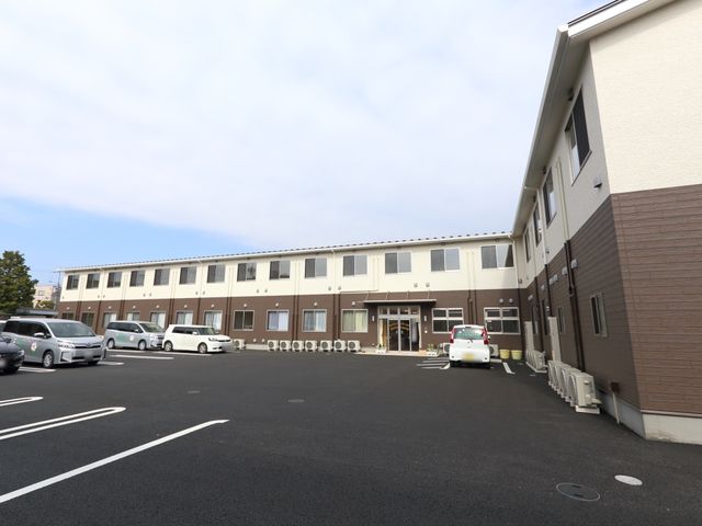 明るく広い施設の外観 外観 清潔感のある広々とした外観で、来訪者を迎える安心のエントランスが特徴です。ゆとりのある駐車スペースも完備しております。