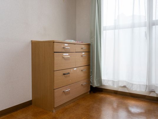 窓際のチェストがある居室
