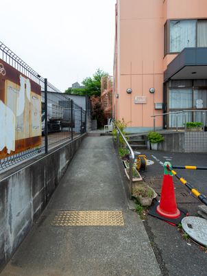 スロープのエントランス