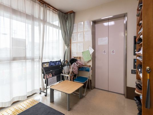 明るいエレベーター前