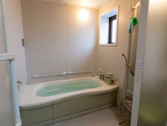 手すりのあるバスルーム