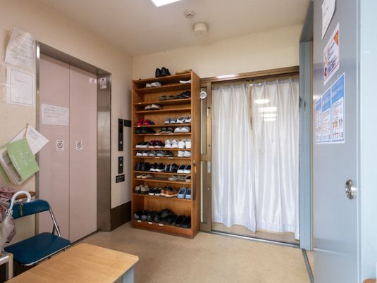 靴棚とエレベーターホール