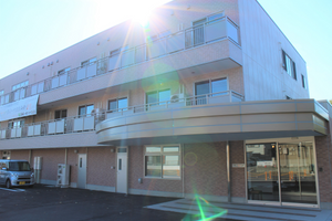 明るい日差しの建物エントランス