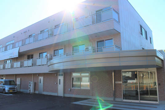 明るい日差しの建物エントランス