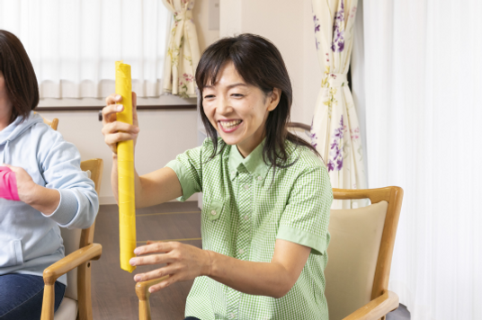 機能訓練の笑顔の介護士