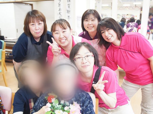 スタッフイメージ スタッフイメージ 明るい雰囲気の中、笑顔で集うスタッフの姿があります。和気あいあいとした雰囲気です。