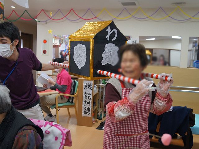 楽しい活動の様子 機能訓練室 楽しい雰囲気の中で、体を動かしながらリフレッシュできる場所です。笑顔があふれています。