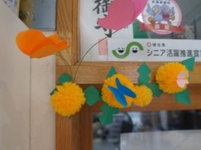 掲示物のある出入口 掲示物   色とりどりの飾りが付いた出入口です。親しみやすい掲示があり、来訪時の雰囲気をやわらげます。