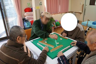ゲームを楽しむ人々の部屋
