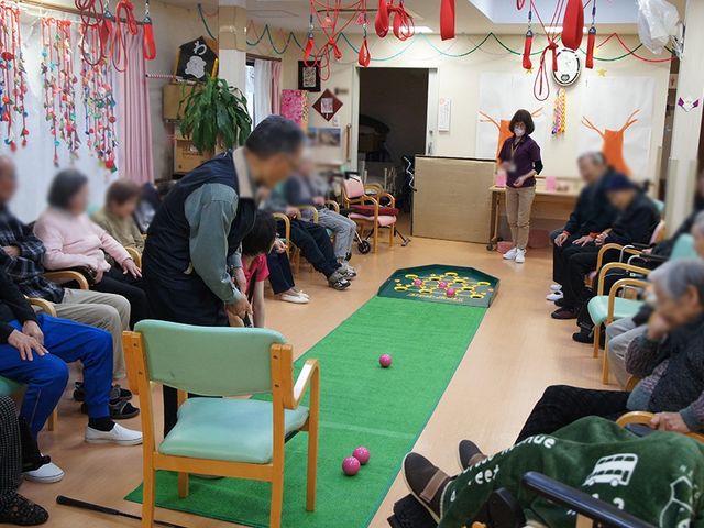 ゲームを楽しむ参加者の様子 多目的室 多目的室では、住まう方々がリクリエーション活動を楽しまれています。和やかな雰囲気が漂っています。
