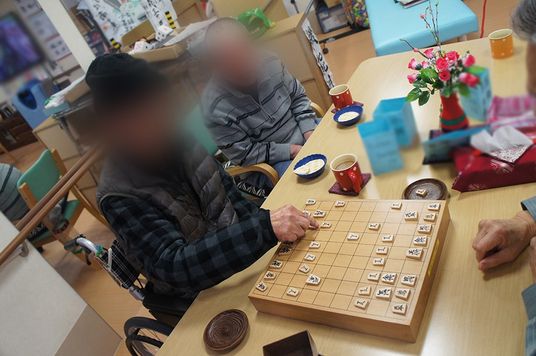 将棋を楽しむ人々の様子テーブル