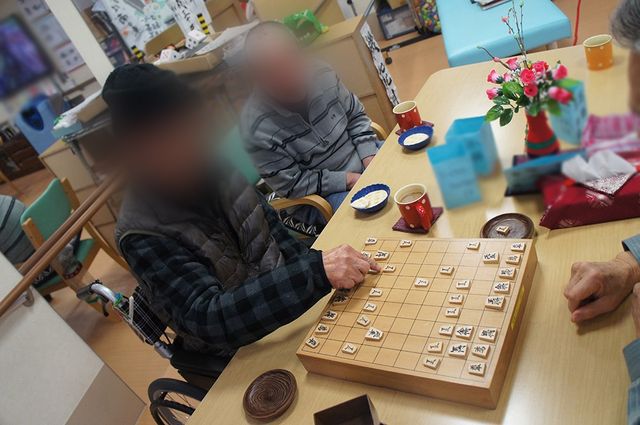 将棋を楽しむ人々の様子テーブル