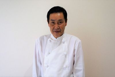 笑顔のスタッフ立ち姿