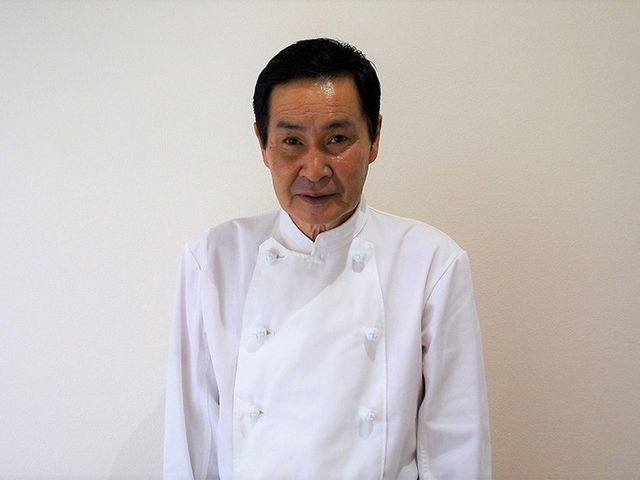 笑顔のスタッフ立ち姿 スタッフイメージ 優しい笑顔のスタッフが、温かな雰囲気を創り出しています。安心して日々を過ごせる環境です。