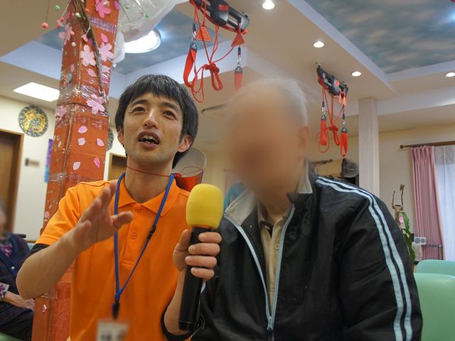 交流の様子の室内 ラウンジ スタッフと利用者が会話を楽しんでいる様子です。明るく居心地の良い環境となっています。