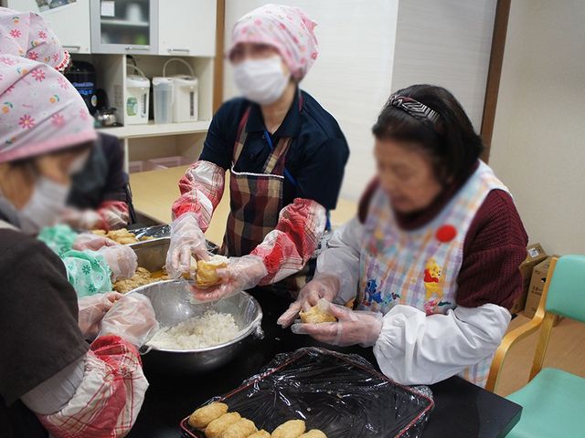 スタッフと調理活動の様子 スタッフイメージ スタッフと入居者が一緒に料理を楽しんでいます。和やかな雰囲気の中で作業を進めています。