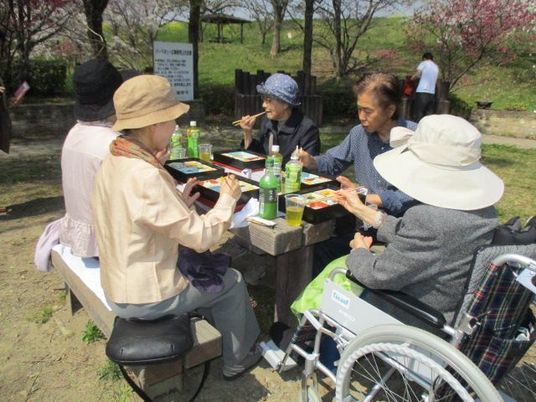 屋外で食事を楽しむ人々