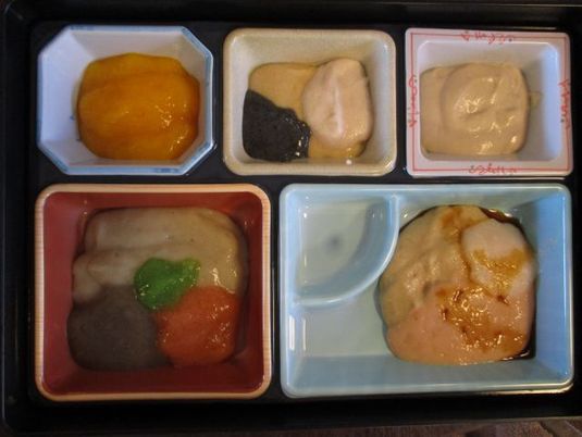 カラフルな食事トレイ