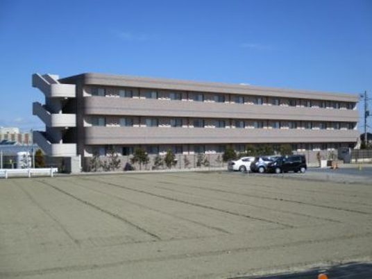 広々とした外観の建物