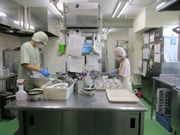 キッチンでの作業風景