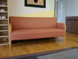 快適な待合室のソファ