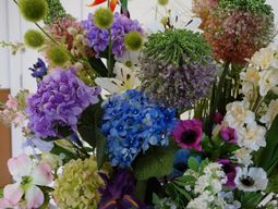 色鮮やかな花々のアレンジメント