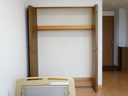 居室の壁とベッド端