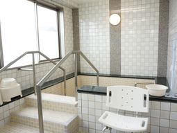 バリアフリー設計の浴室