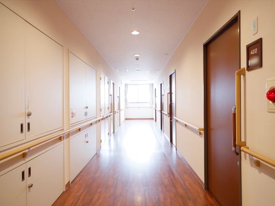 清潔な施設の廊下
