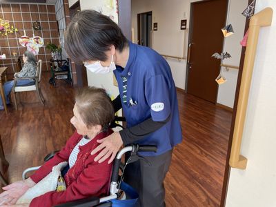 スタッフが利用者様を支援する廊下