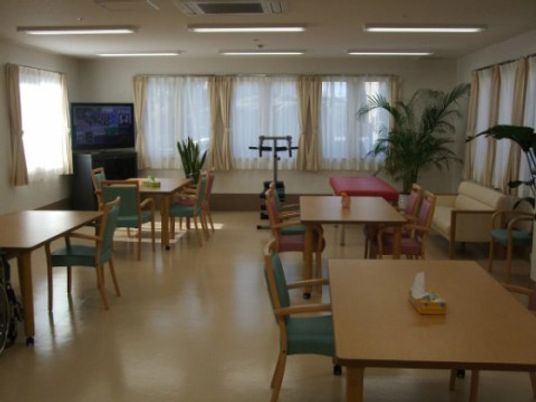 広々とした共有ダイニング