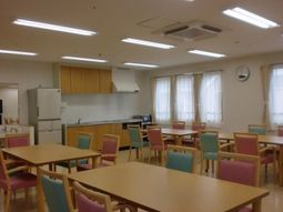 明るい食堂の様子