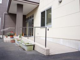 手すり付きエントランス通路