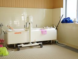 浴槽と昇降機の設備