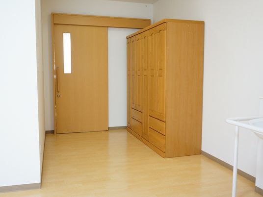 木製家具のある居室