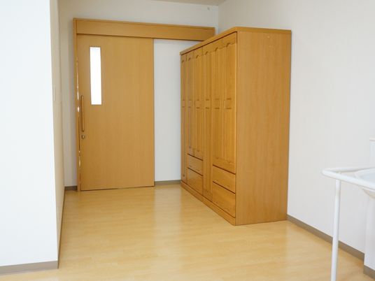 木製家具のある居室
