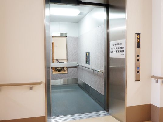 広々としたエレベーター空間