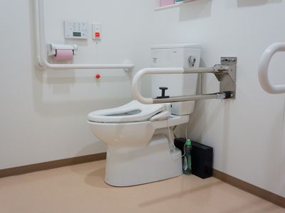 手すり付きの清潔なトイレ