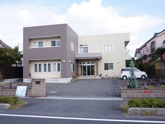 清潔感のある建物エントランス