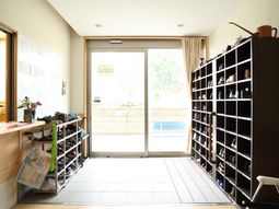 エントランスの明るい様子