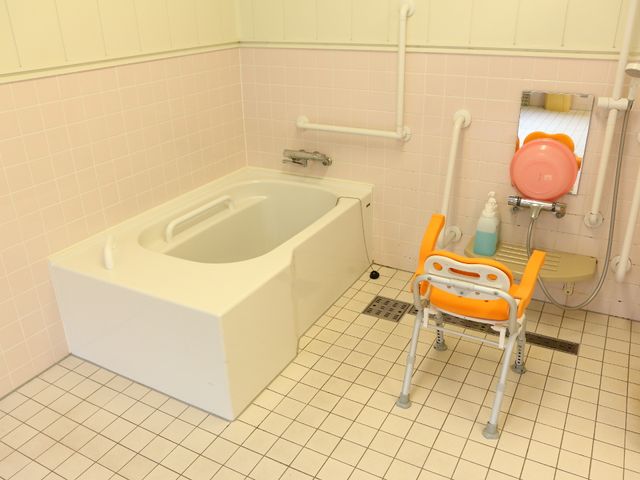 バリアフリー設計の浴室 浴室 安全に考慮された設備が整う浴室です。手すりやシャワーチェアを配し、快適な入浴を支援しています。
